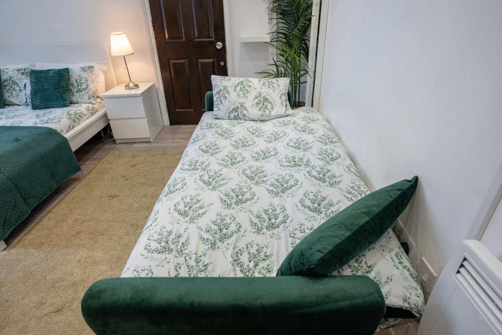 Beautiful Studio Flat In Hackney Next To Overground Station Лондон Экстерьер фото