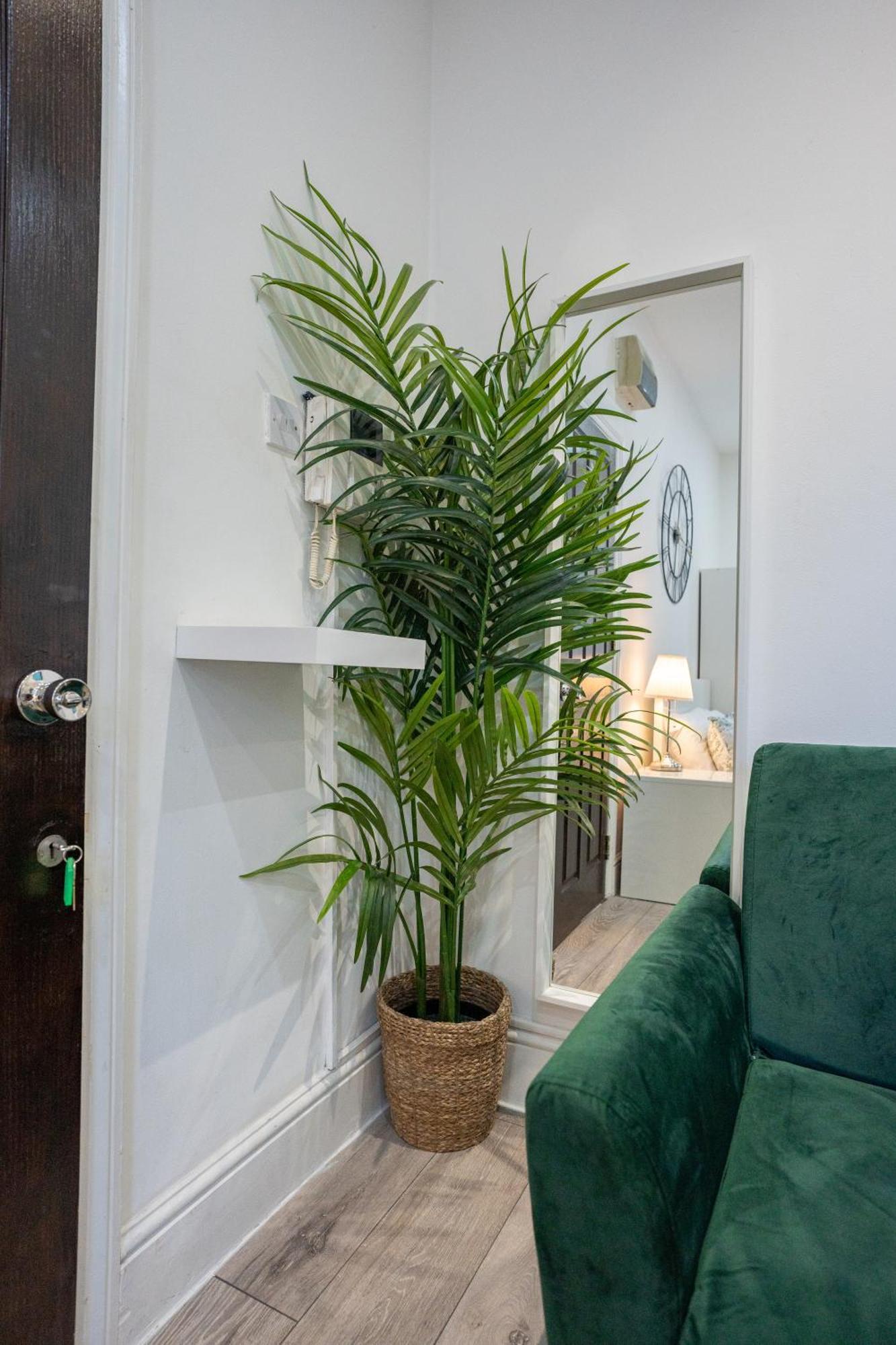 Beautiful Studio Flat In Hackney Next To Overground Station Лондон Экстерьер фото
