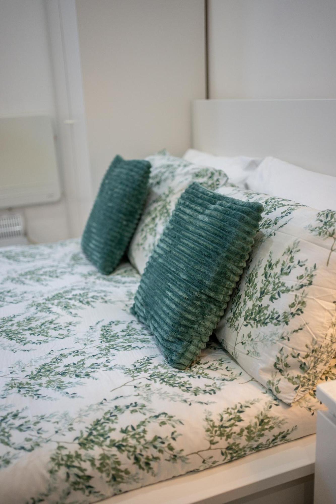 Beautiful Studio Flat In Hackney Next To Overground Station Лондон Экстерьер фото